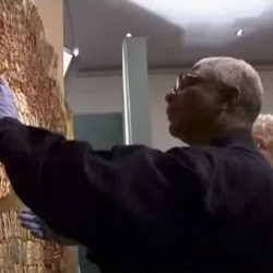 Between heaven earth anatsui el 2007 museum captions nigeria toah metmuseum